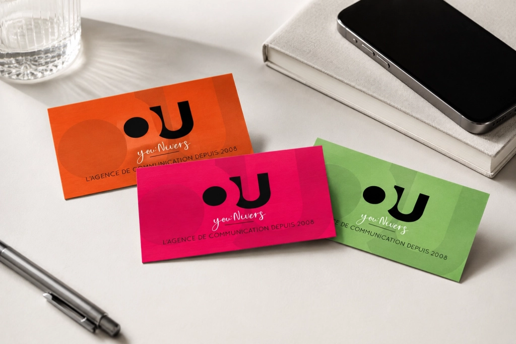 Photo de couverture You’nivers illustrant l’article « La carte de visite : outil dépassé ou toujours efficace ? », avec plusieurs cartes de visite professionnelles posées sur un bureau dans un univers de travail moderne et créatif.