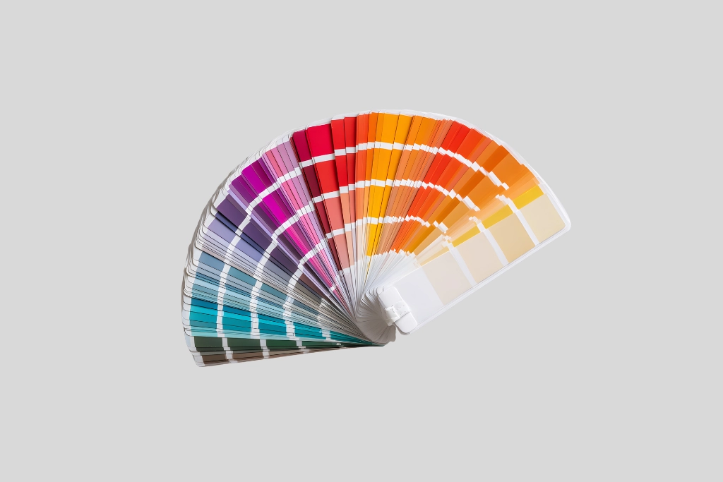 Nuancier de couleurs éventail présentant une large palette de teintes pour un travail de création graphique