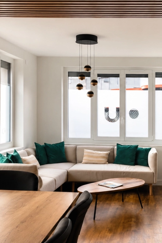 Espace salon et cocooning de l’agence you’Nivers à Roanne avec canapé et coin détente