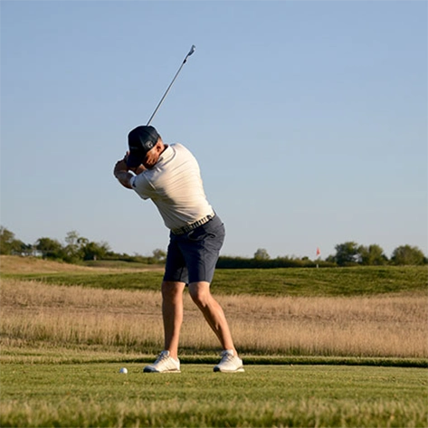 photo prise par l'agence you'nivers d'un joueur de golf en pleine action dans le domaine de champlong