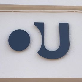 Enseigne murale avec le logo OU de l’agence de communication you’Nivers